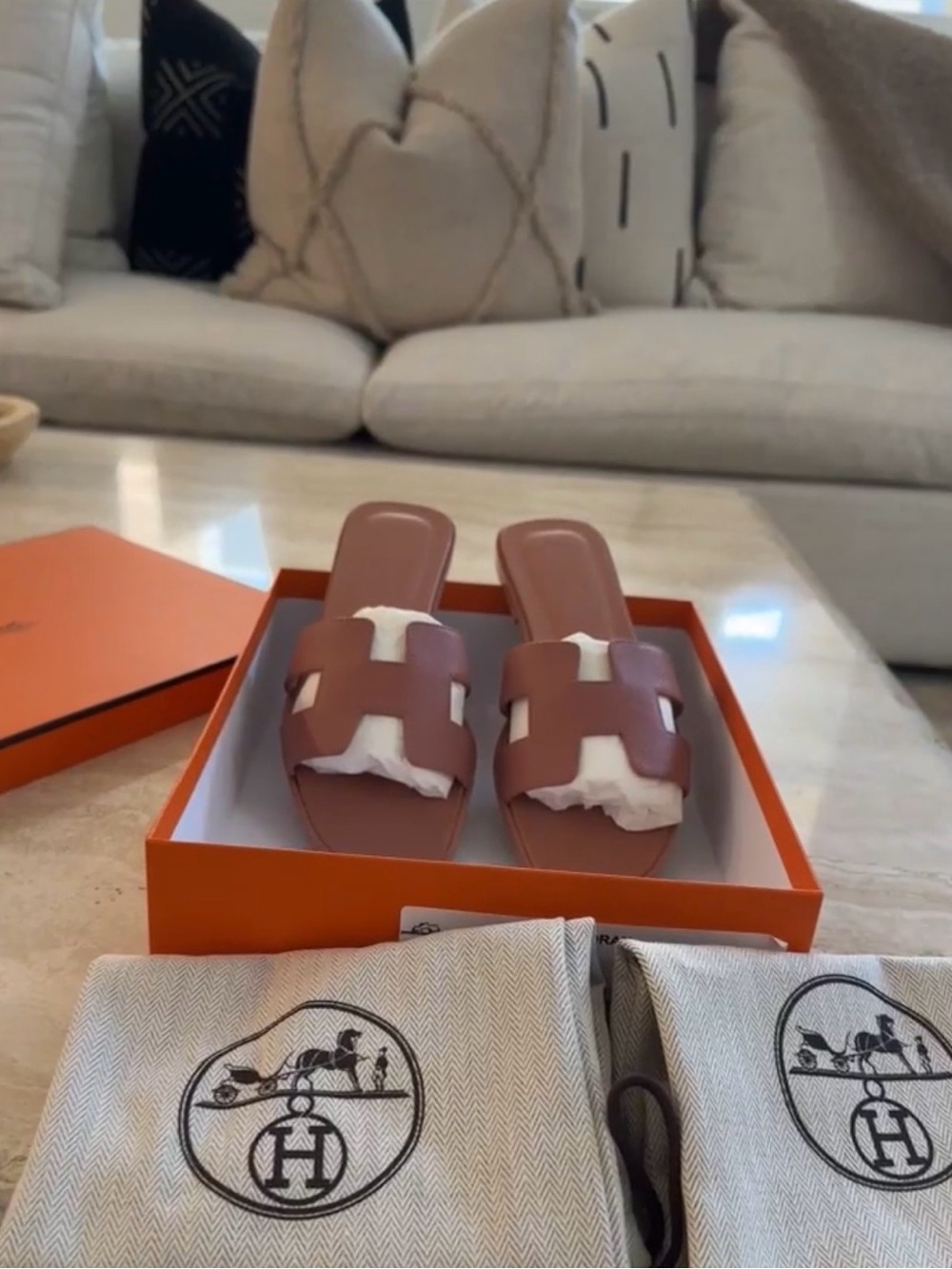 HERMES Authentic
Epsom Oran Sandals 38.5 Rose Aube. - Picture 3 of 12